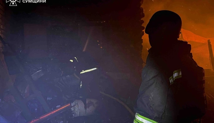 У Шостці рятувальники ліквідували пожежі після нічної атаки БПЛА 