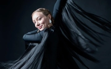 LELÉKA в черном платье украинского дизайнера выступила на препати в Лондоне