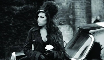 Батько покійної Емі Вайнгауз програв суд проти її друзів