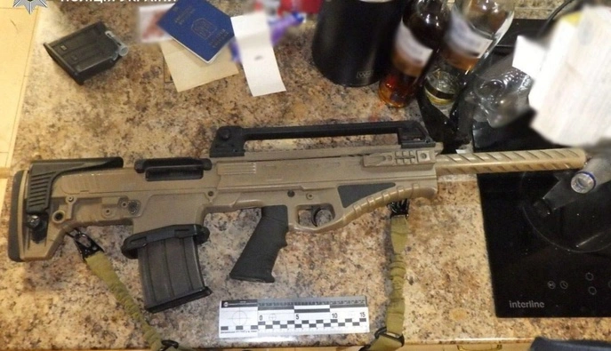 Ходил возле домов с автоматом: в Киеве правоохранители задержали 37-летнего мужчину