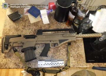 Ходив біля будинків з автоматом: у Києві правоохоронці затримали 37-річного чоловіка 