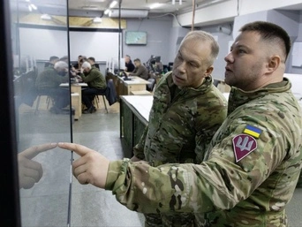 688 атак за три тижні: Сирський відвідав штаби на Покровському напрямку