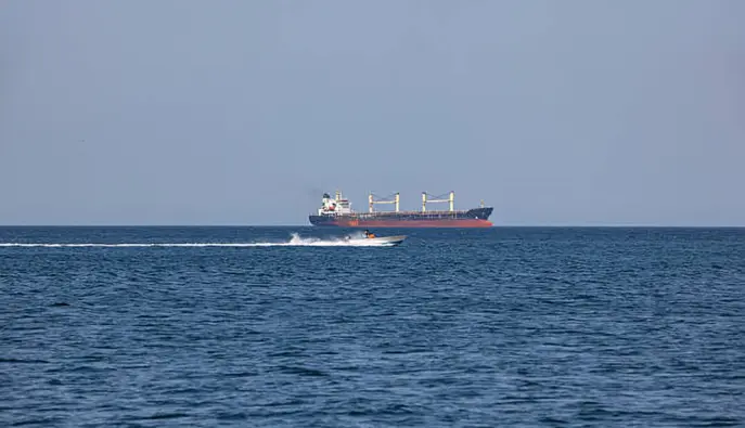 Три контейнеровоза попали под обстрел в Ормузском проливе