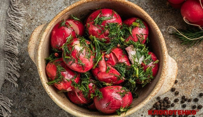 "Закуска с характером": Клопотенко рассказал, как приготовить битый редис по-особому