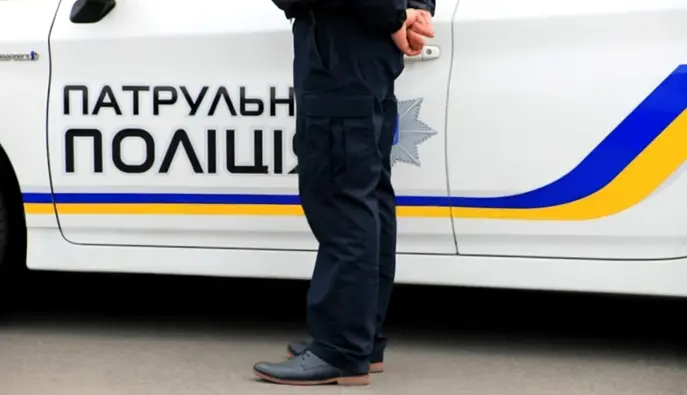 У Києві під час конфлікту в ТРЦ один чоловік дістав пістолет, інший – ніж