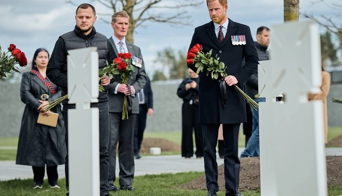 Принц Гаррі в Україні вшанував пам’ять полеглих воїнів