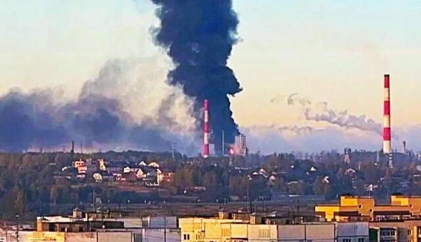 Сили безпілотних систем оприлюднили відеокадри ураження Ярославльського НЗС у РФ  