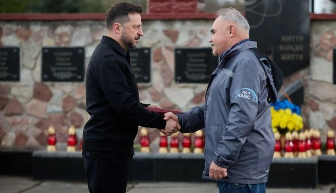 Зеленский наградил ликвидаторов аварии на ЧАЭС и работников, обеспечивающих работу станции во время войны