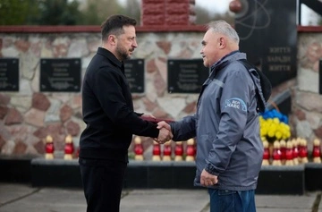 Зеленський нагородив ліквідаторів аварії на ЧАЕС та працівників, які забезпечують роботу станції під час війни