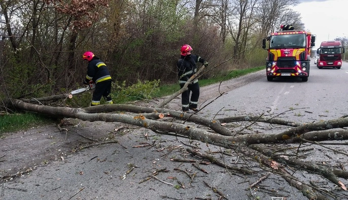 Из-за непогоды и обстрелов отключения света фиксируют почти во всех областях - Минэнерго
