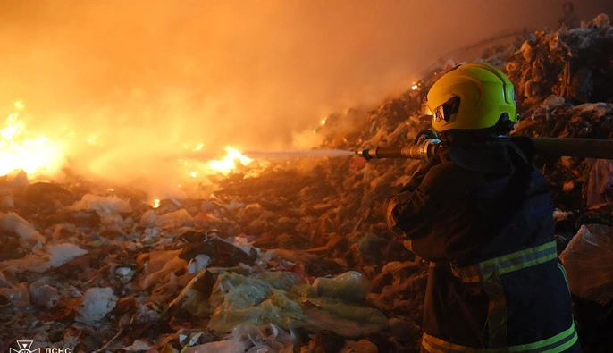 Под Ужгородом горит самый большой мусорный полигон