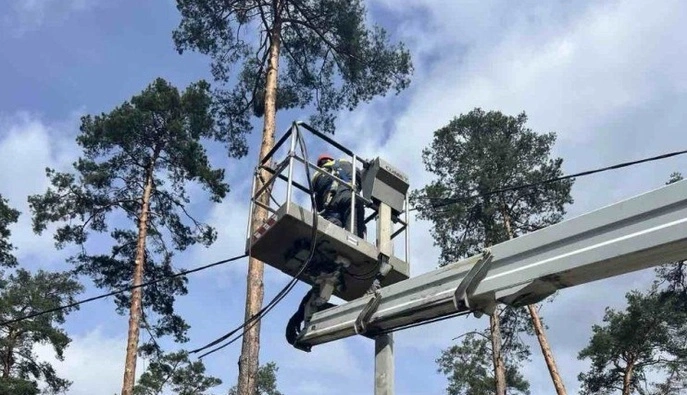 ДТЕК за тиждень відновив електрику сотням тисяч родин, які постраждали від атак