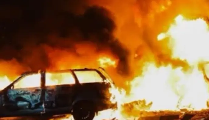 Пошкоджено 15 вантажівок та 2 автобуси: росіяни атакували автостоянку у Сумах 