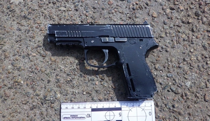 В Киеве мужчина под хмельком гулял на улице с пистолетом и направлял его на прохожих