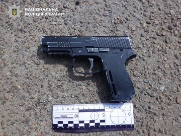 В Киеве мужчина под хмельком гулял на улице с пистолетом и направлял его на прохожих