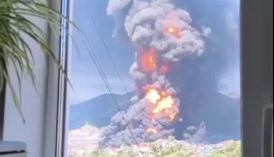 Спутник зафиксировал новый пожар в районе порта и НПЗ в Туапсе после атаки дронов