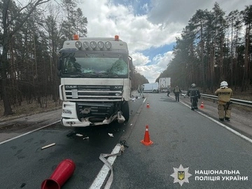 Столкнулись грузовики и легковушки: в Киевской области произошло масштабное ДТП