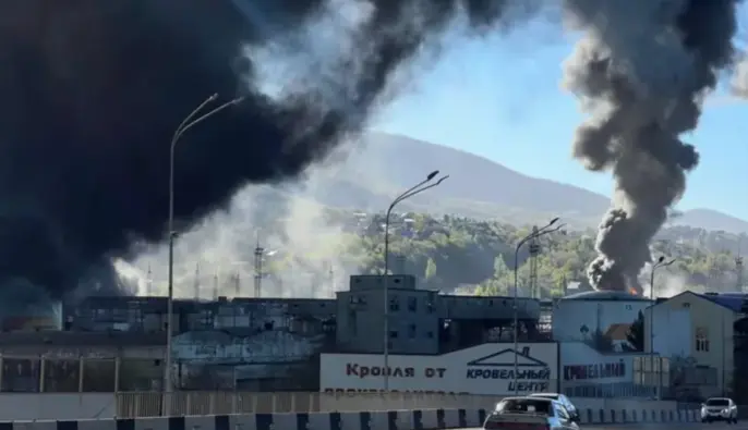 Пожежа на НПЗ поблизу Туапсе: людей евакуюють через чорний дим та нафтовий дощ