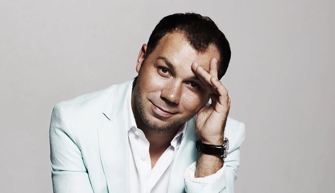 "Главный аксессуар весны": Андре Тан рассказал, как импровизировать с шелковыми платками