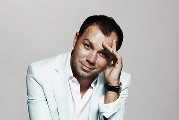 "Главный аксессуар весны": Андре Тан рассказал, как импровизировать с шелковыми платками