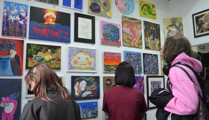 "Весенняя сотня картин": в Flowerbed Gallery открылись новые Свободные Стены