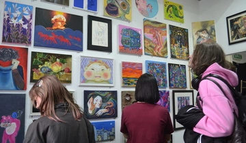 "Весенняя сотня картин": в Flowerbed Gallery открылись новые Свободные Стены