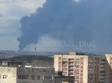 Дрони атакували Орськ, Перм та Крим – у РФ горить НПЗ, у Криму вибухи на аеродромах 