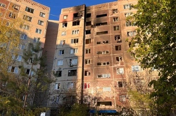 Россияне ударили "Шахедом" по многоэтажке в Краматорске: есть раненая