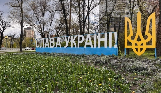 Вырвали с корнями и потоптали: в Киеве неизвестные разрушили клумбы тюльпанов из Нидерландов