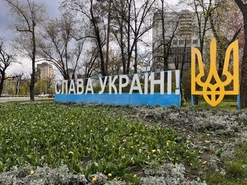 Вырвали с корнями и потоптали: в Киеве неизвестные разрушили клумбы тюльпанов из Нидерландов