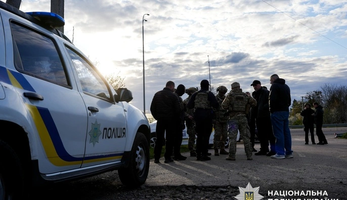 В Ровенской области мужчина из автомата открыл огонь по группе оповещения и полицейскому
