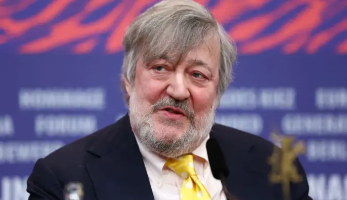 З висоти 1,8 метра на бетон: Стівен Фрай подав до суду після падіння