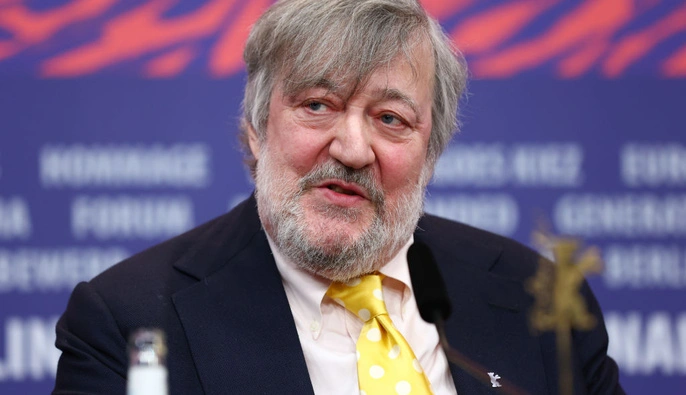 З висоти 1,8 метра на бетон: Стівен Фрай подав до суду після падіння