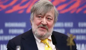 З висоти 1,8 метра на бетон: Стівен Фрай подав до суду після падіння