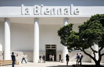 Жюри Венецианской биеннале подало в отставку из-за участия РФ: подробности