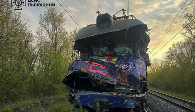 Аварія на залізниці на Львівщині: рятувальники деблокували тіло машиніста
