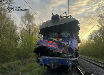 Аварія на залізниці на Львівщині: рятувальники деблокували тіло машиніста