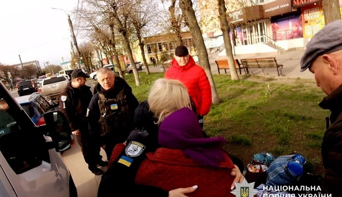 Полиция Сумской области эвакуировала из прифронтовой общины восемь человек