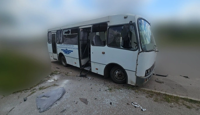 У Херсоні росіяни вдруге за день атакували автобус: є поранені