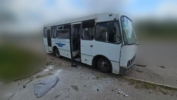 В Херсоне россияне второй раз за день атаковали автобус: есть раненые