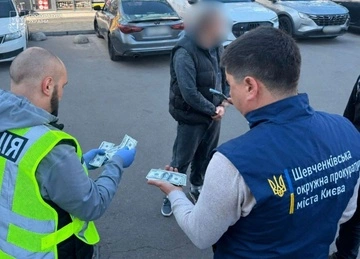 У Києві затримали чоловіка за схему з "посадою військового капелана" за $25 000 