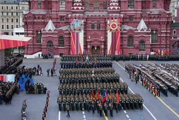 Кремль заменит технику на параде в Москве трансляцией войны против Украины — Виталий Манский
