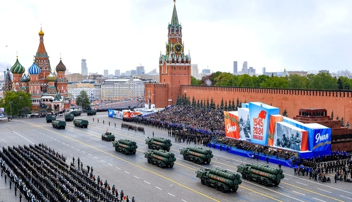 Українські дрони над Москвою: чому парад на Красній площі став символом страху Кремля