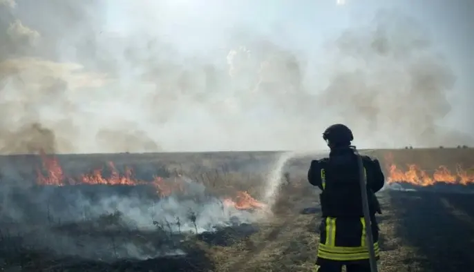 Армия РФ ударила по пригороду Харькова: вспыхнули пожары