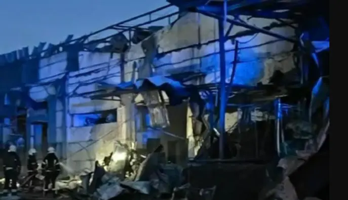 Росіяни влучили у розподільчий склад мережі супермаркетів у Дніпрі – подробиці