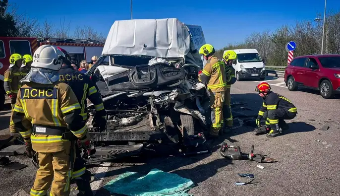 На Київщині сталась ДТП за участі вантажівки та мікроавтобуса 