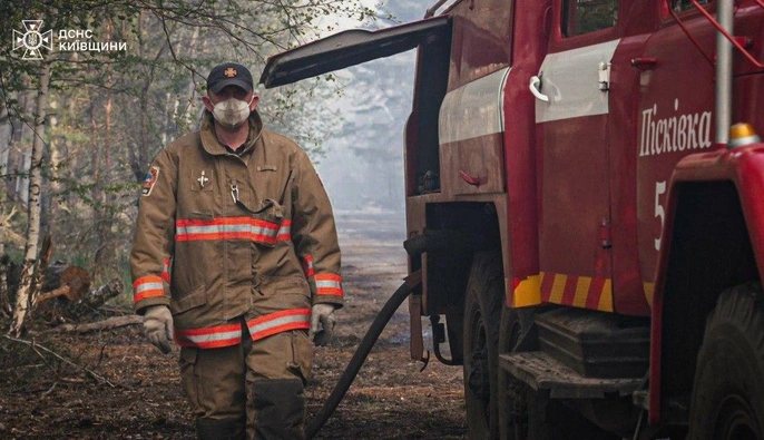 На Київщині у Зоні відчуження триває масштабна лісова пожежа