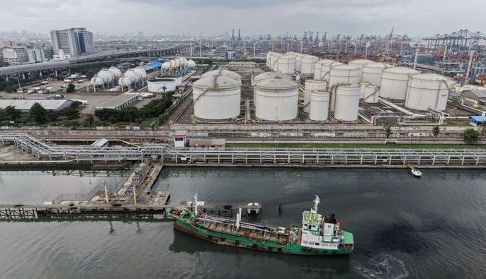 Запаси нафти у світі зменшуються, ціни можуть зрости — Bloomberg