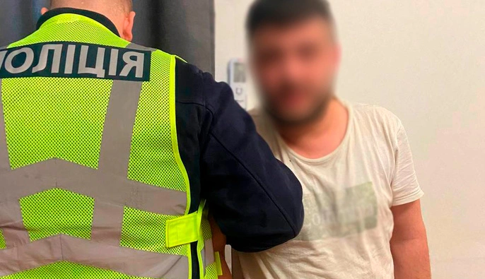 На Подолі у Києві іноземець з ножем напав на чоловіка та тяжко його поранив