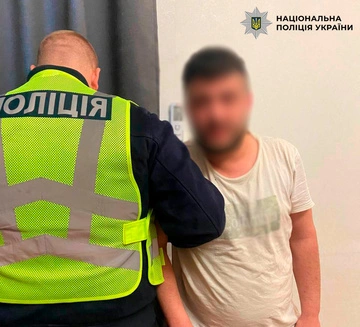 На Подолі у Києві іноземець з ножем напав на чоловіка та тяжко його поранив